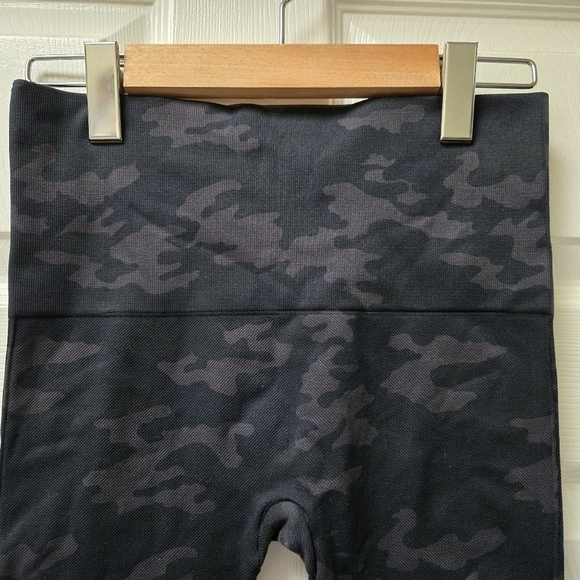 Spanx Look At Me Now Seamless Leggings - Camo - Picture 3 of 6